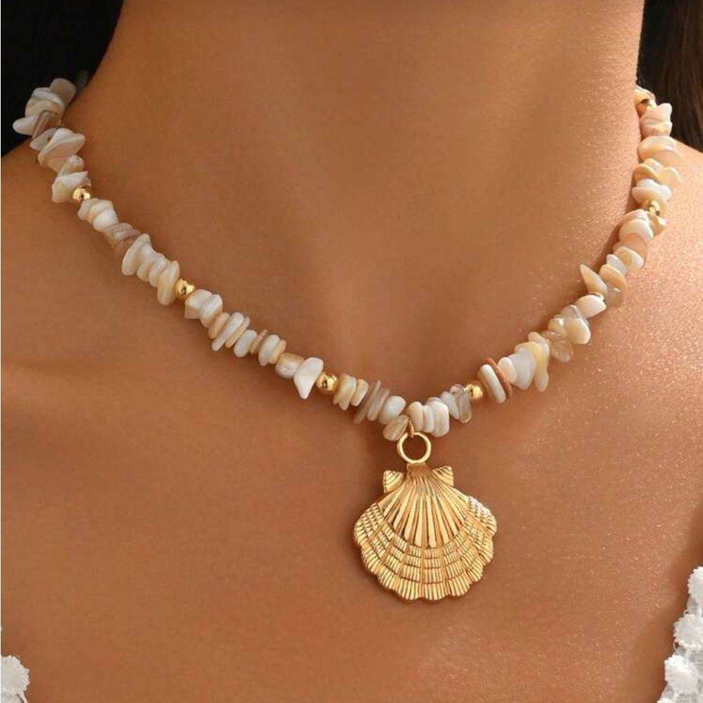 Gold Shell Necklace with Beads M586